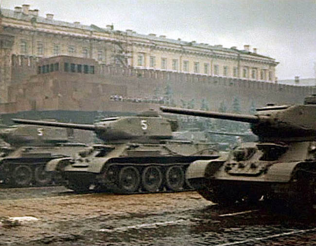 Легендарные танки Т-34 проезжают перед Мавзолеем