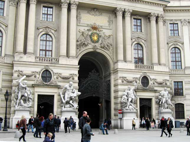 Музеи и достопримечательности Вены Скульптурные композиции, изображающие подвиги Геракла, перед входом в Хофбург