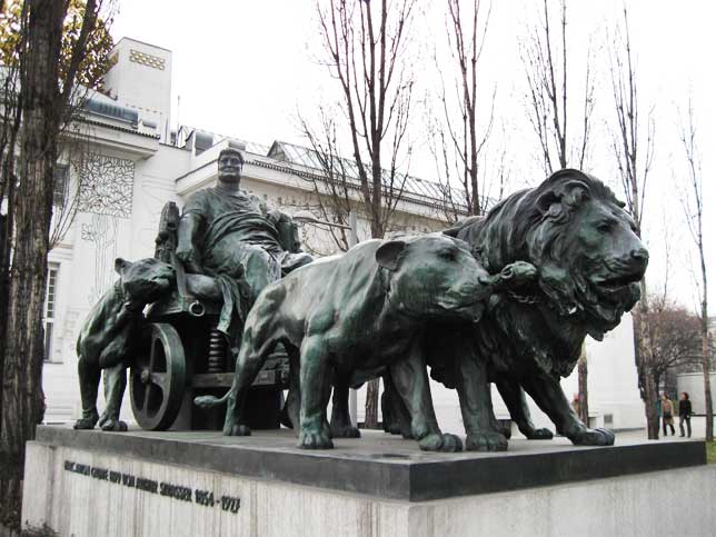 Музеи и достопримечательности Вены Римский мператор Марк Антоний на колеснице, запряженной львами 