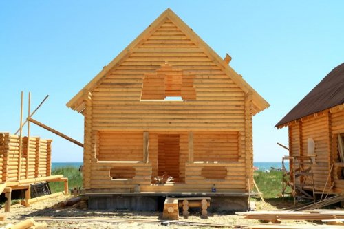 Когда лучше начинать строить деревянные дома?  